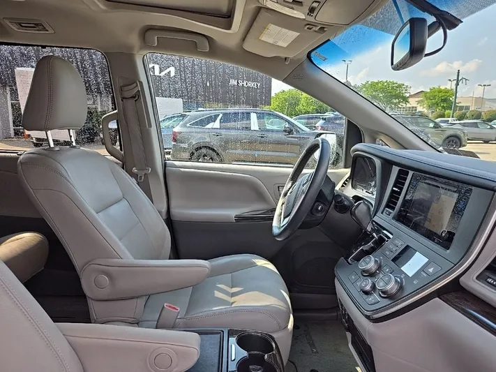 2017 Toyota Sienna - view 39