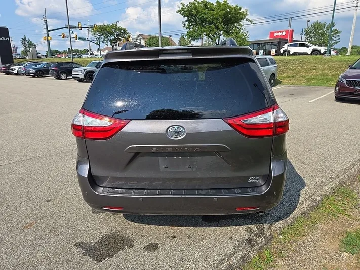 2017 Toyota Sienna - view 4