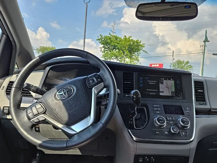 2017 Toyota Sienna - view 40