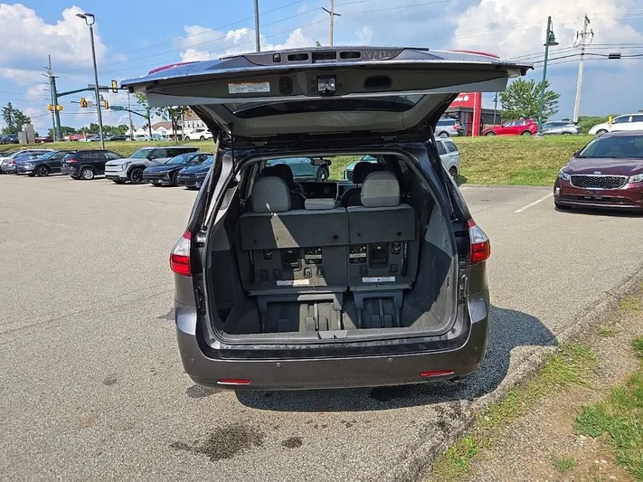 2017 Toyota Sienna - view 5