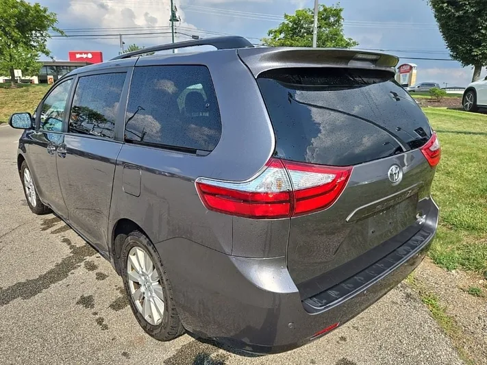 2017 Toyota Sienna - view 7
