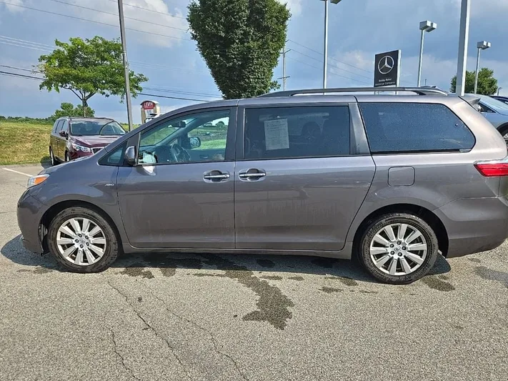 2017 Toyota Sienna - view 9