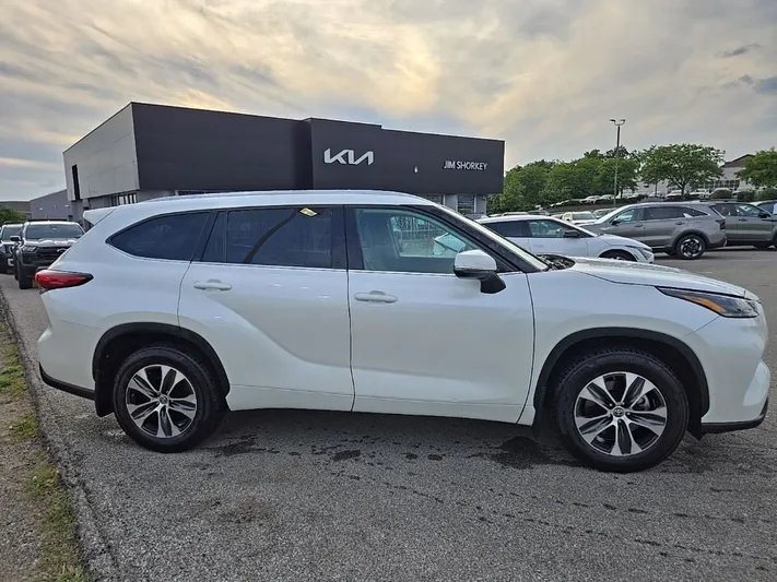 2021 Toyota Highlander - view 2