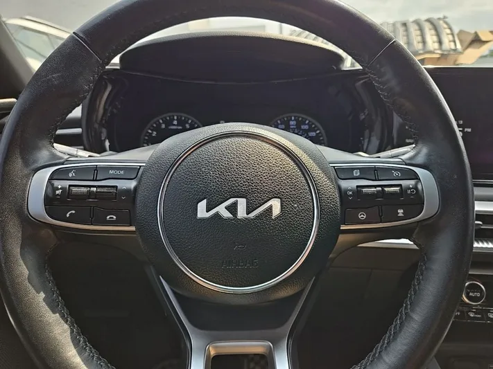 2023 Kia K5 - view 15