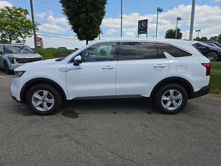 2023 Kia Sorento - view 10