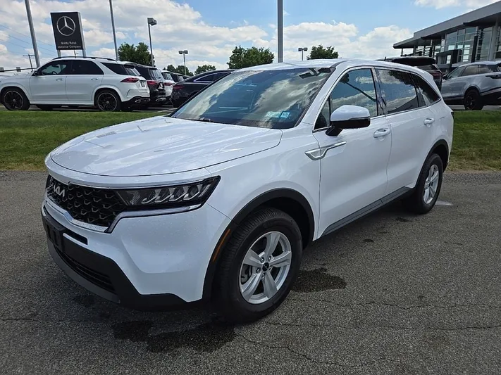 2023 Kia Sorento - view 11