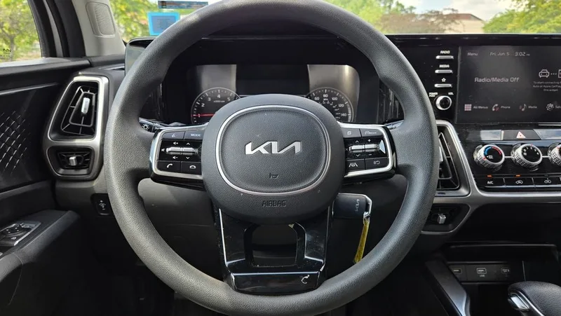 2023 Kia Sorento - view 14