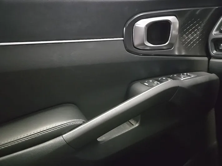 2023 Kia Sorento - view 19