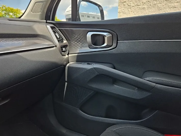 2023 Kia Sorento - view 21