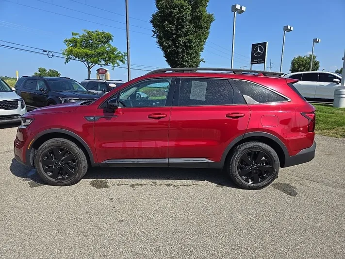 2023 Kia Sorento - view 10