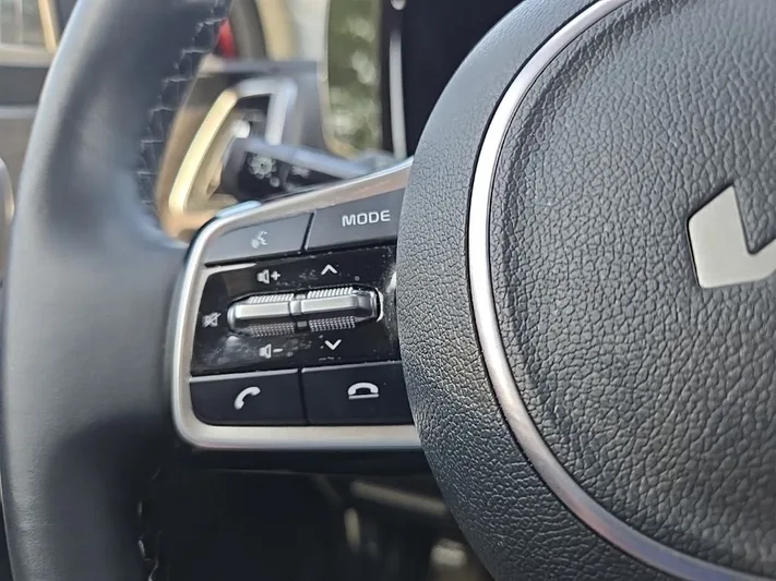 2023 Kia Sorento - view 15