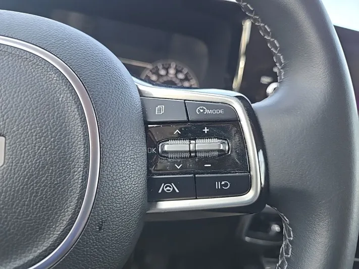 2023 Kia Sorento - view 17