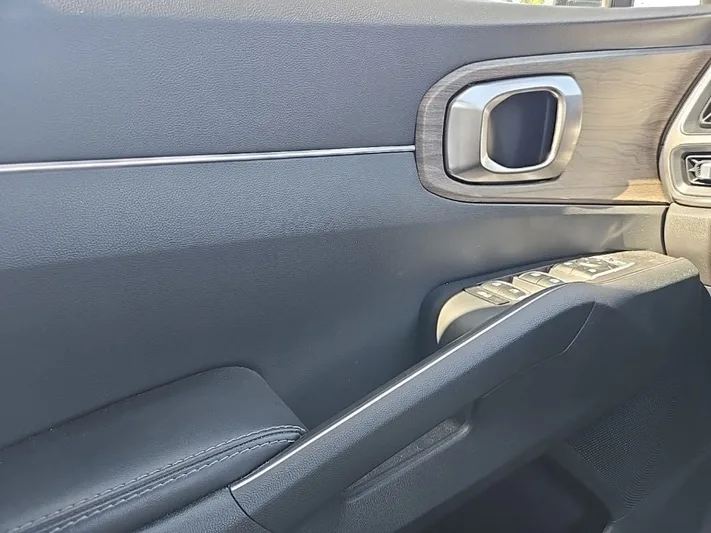 2023 Kia Sorento - view 19