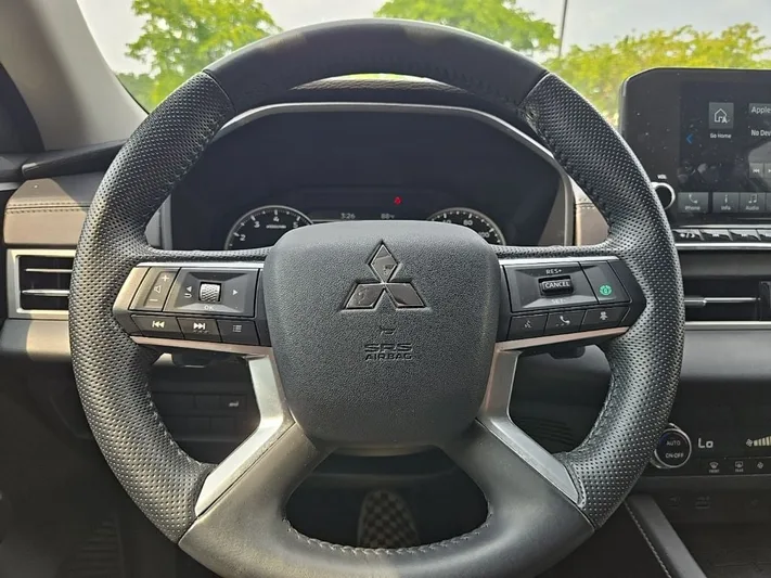 2024 Mitsubishi Outlander - view 11