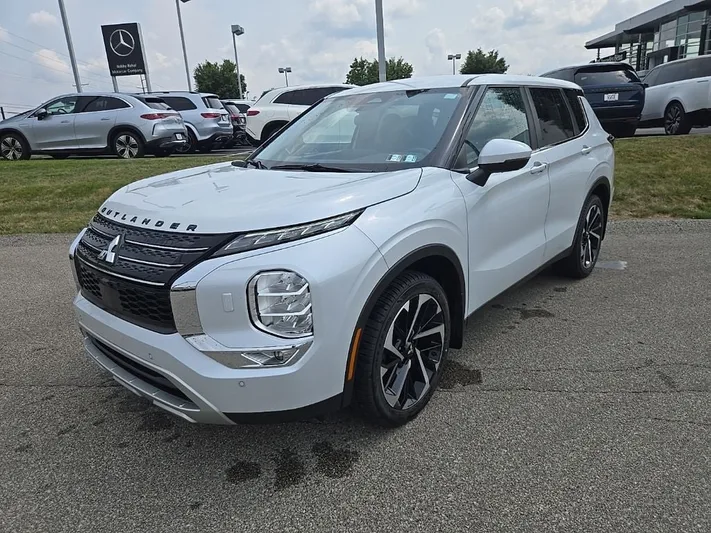 2024 Mitsubishi Outlander - view 6