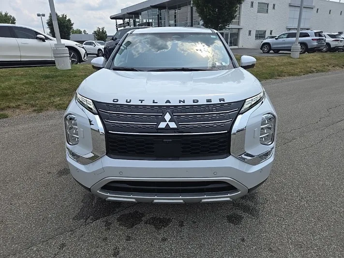 2024 Mitsubishi Outlander - view 7