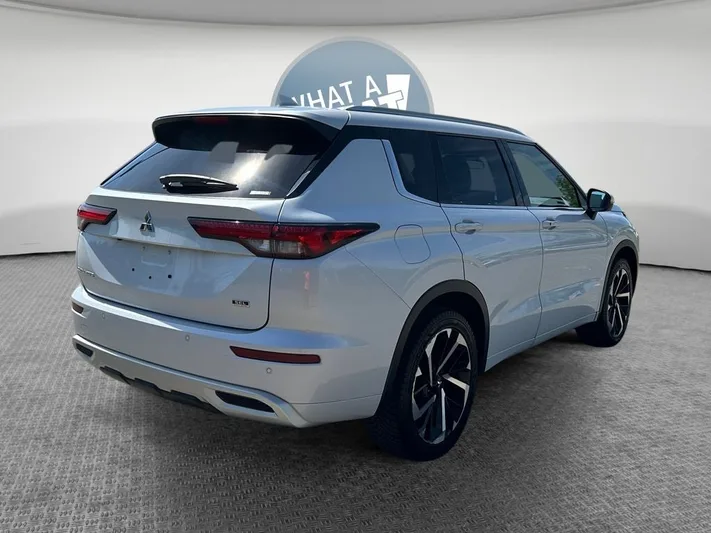 2022 Mitsubishi Outlander - view 3