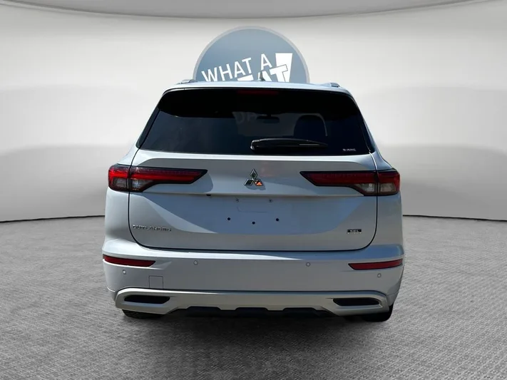 2022 Mitsubishi Outlander - view 5