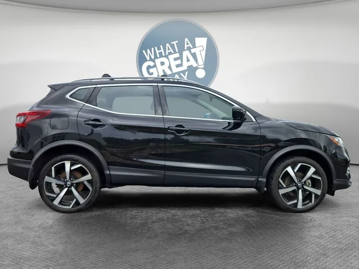 2022 Nissan Rogue - view 2