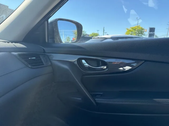 2017 Nissan Rogue - view 6
