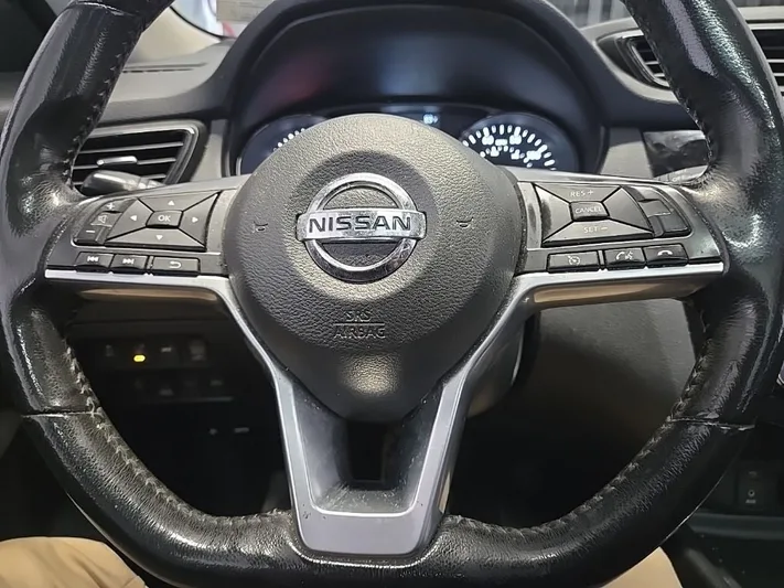 2017 Nissan Rogue - view 14
