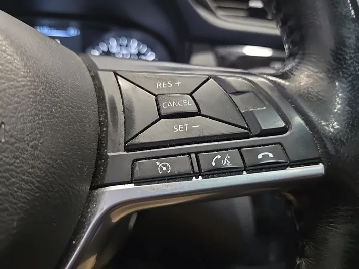 2017 Nissan Rogue - view 16