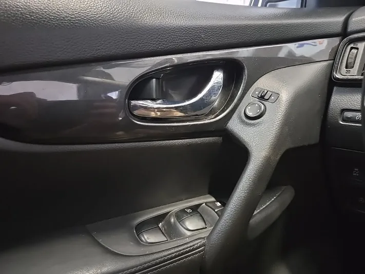 2017 Nissan Rogue - view 18