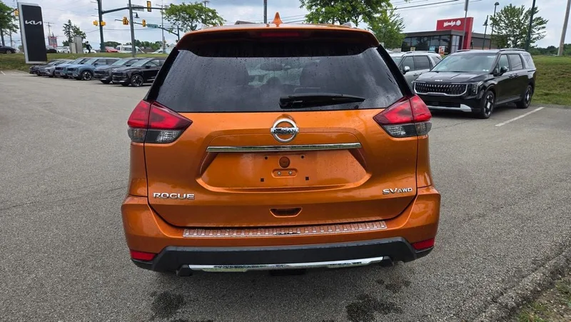 2017 Nissan Rogue - view 4