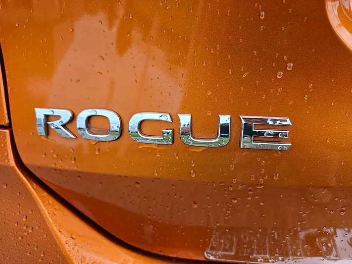 2017 Nissan Rogue - view 8