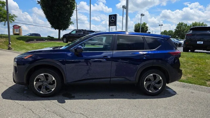 2024 Nissan Rogue - view 7