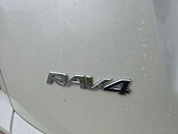 2018 Toyota RAV4 - view 7