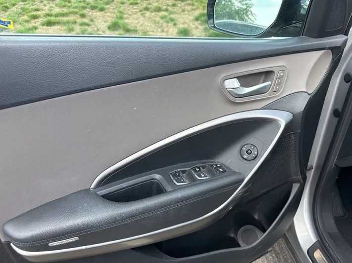 2017 Hyundai Santa - view 14