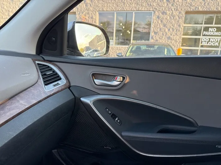2017 Hyundai Santa - view 9