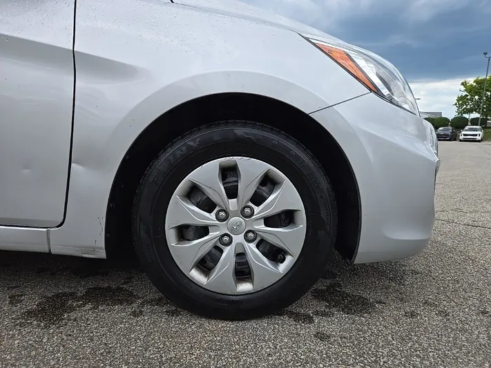 2016 Hyundai Accent - view 11