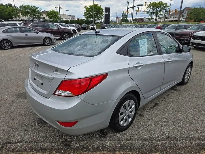 2016 Hyundai Accent - view 3