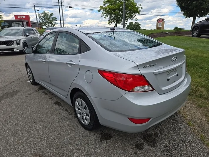 2016 Hyundai Accent - view 6