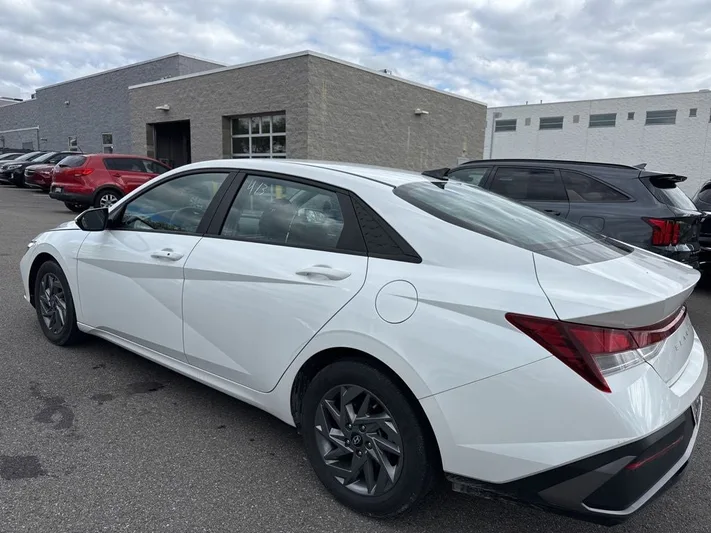 2024 Hyundai Elantra - view 5