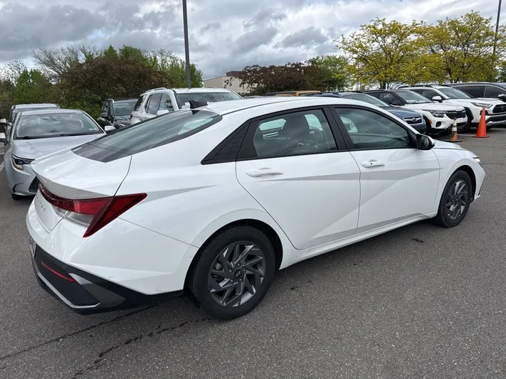 2024 Hyundai Elantra - view 8