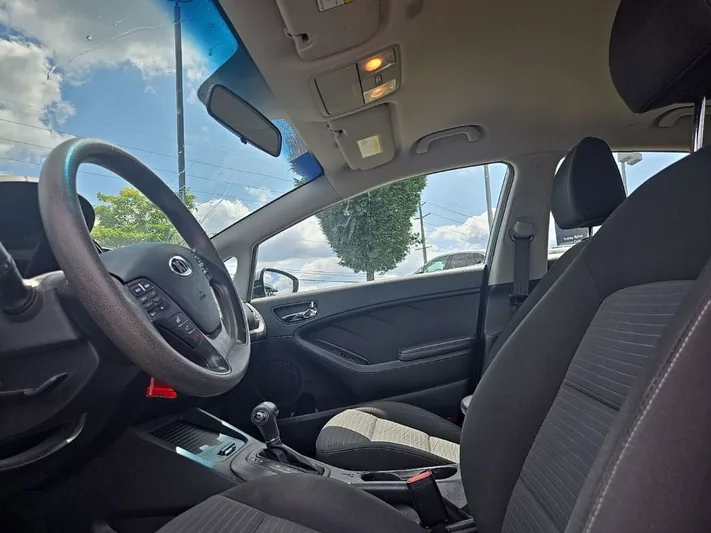 2016 Kia Forte - view 25