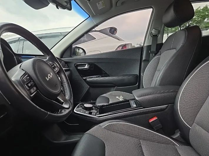 2022 Kia Niro - view 29