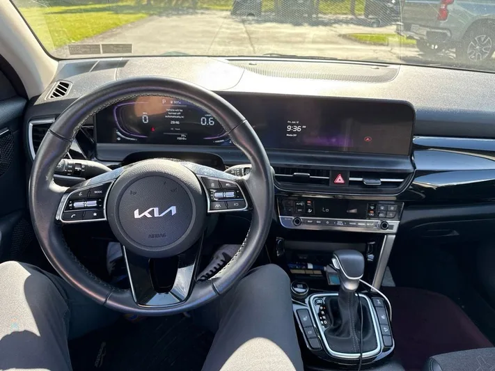 2025 Kia Seltos - view 12