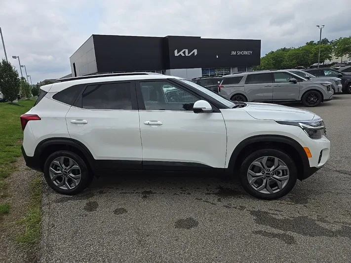 2024 Kia Seltos - view 2