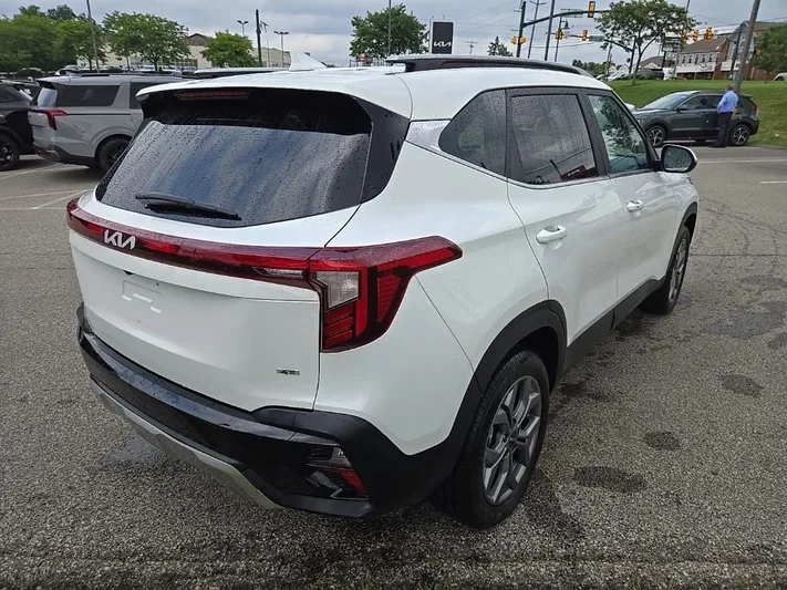 2024 Kia Seltos - view 3