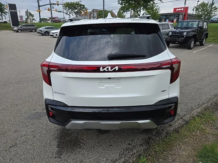 2024 Kia Seltos - view 4