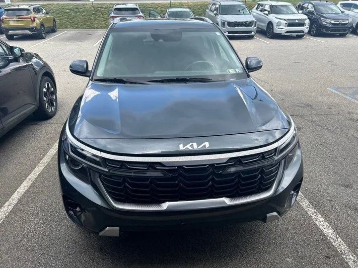 2024 Kia Seltos - view 2