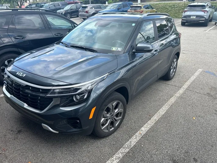 2024 Kia Seltos - view 3