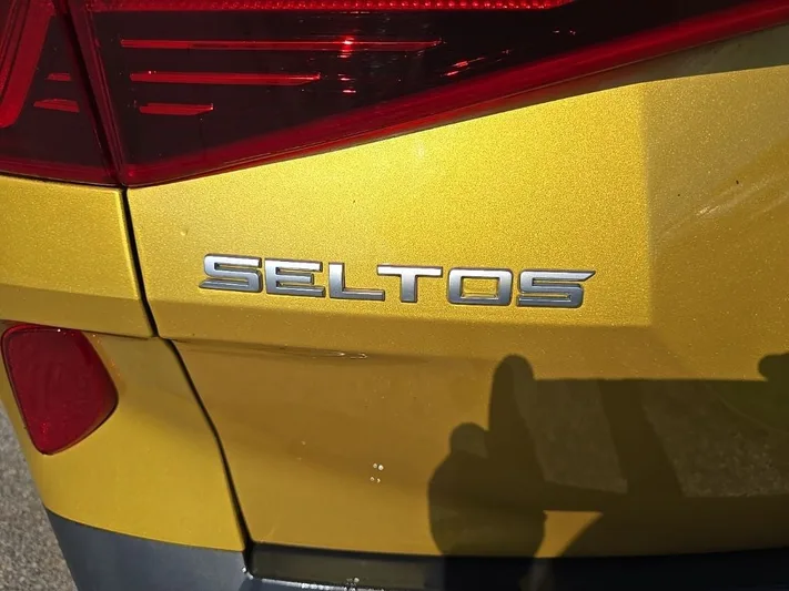 2022 Kia Seltos - view 4