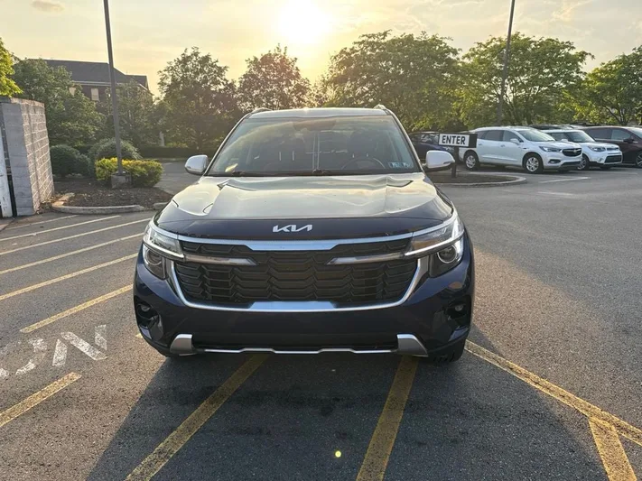 2024 Kia Seltos - view 2