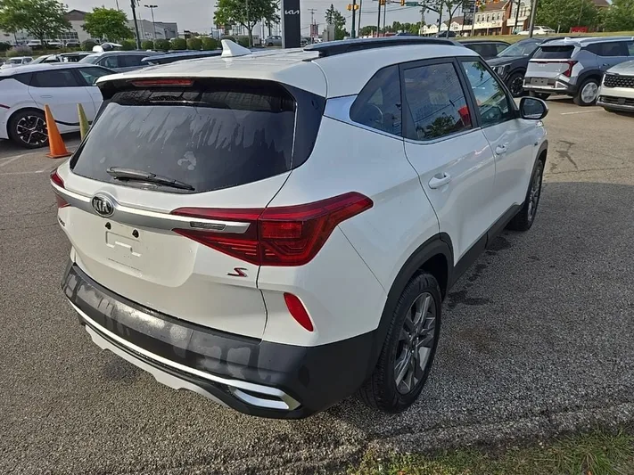 2021 Kia Seltos - view 3