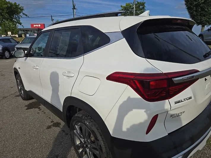 2021 Kia Seltos - view 7